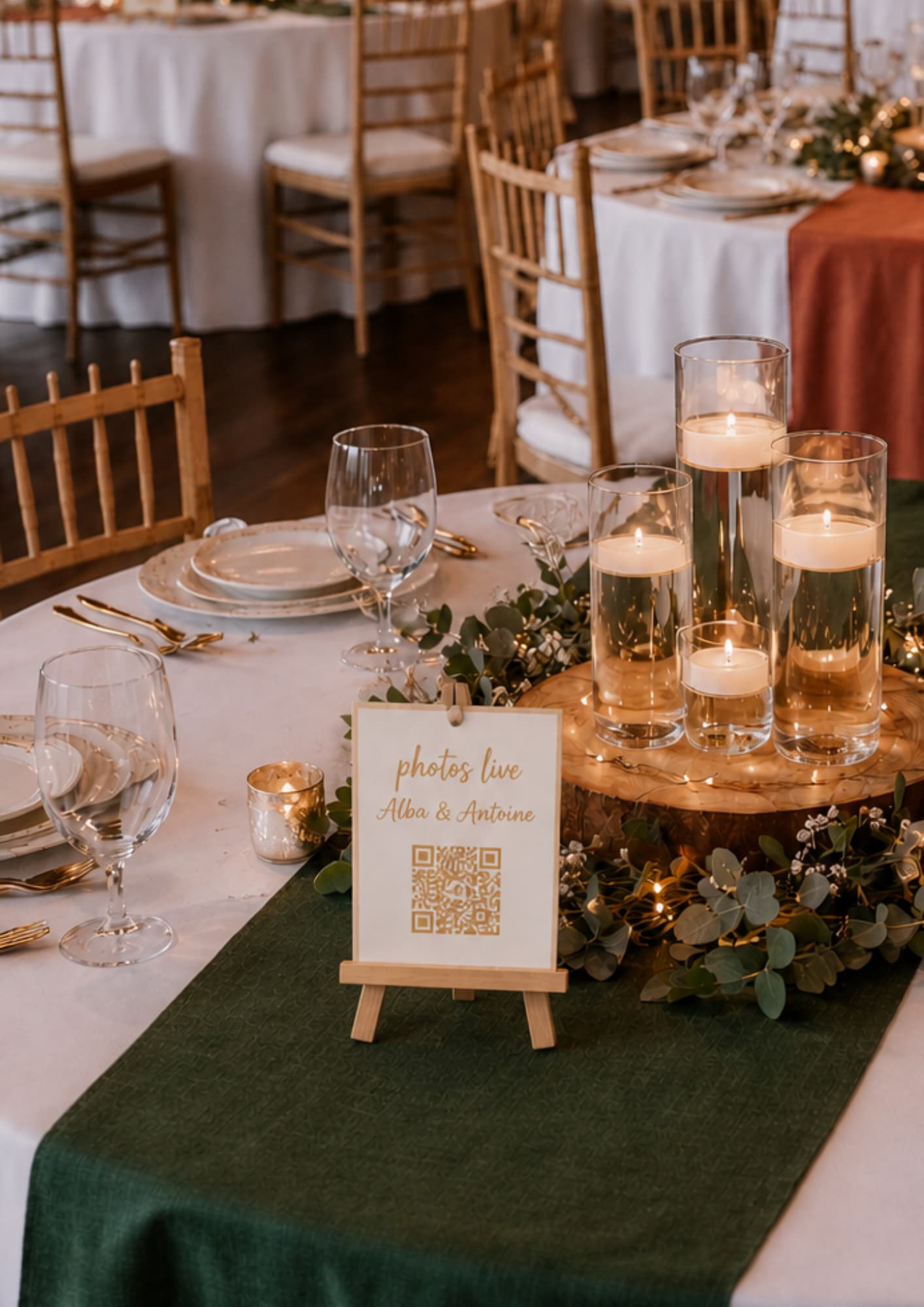 Lot de chevalets en bois pour présenter les cartons QR de mariage